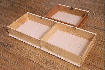 ペイント家具　ナラ材　ふんわりとした色合いの大振りな重ね戸棚(収納棚、食器棚)