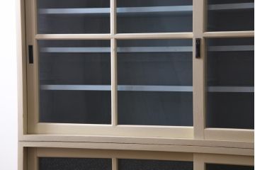 ペイント家具　ナラ材　ふんわりとした色合いの大振りな重ね戸棚(収納棚、食器棚)