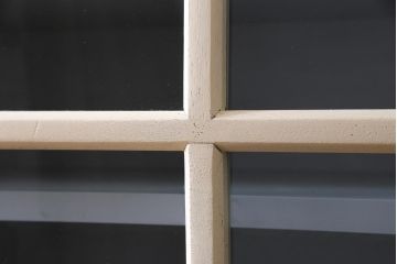 ペイント家具　ナラ材　ふんわりとした色合いの大振りな重ね戸棚(収納棚、食器棚)