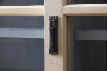 ペイント家具　ナラ材　ふんわりとした色合いの大振りな重ね戸棚(収納棚、食器棚)