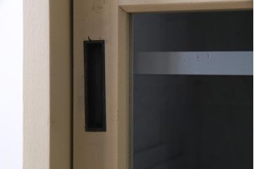 ペイント家具　ナラ材　ふんわりとした色合いの大振りな重ね戸棚(収納棚、食器棚)