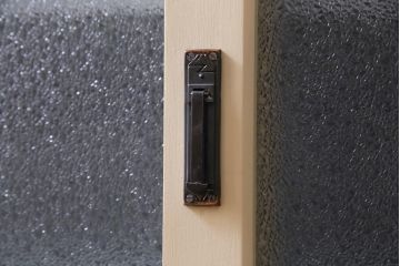 ペイント家具　ナラ材　ふんわりとした色合いの大振りな重ね戸棚(収納棚、食器棚)