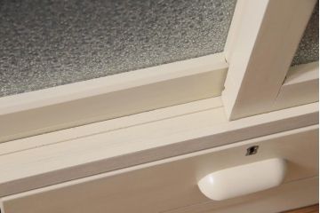 ペイント家具　ナラ材　ふんわりとした色合いの大振りな重ね戸棚(収納棚、食器棚)