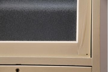 ペイント家具　ナラ材　ふんわりとした色合いの大振りな重ね戸棚(収納棚、食器棚)