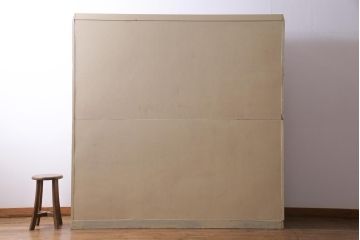 ペイント家具　ナラ材　ふんわりとした色合いの大振りな重ね戸棚(収納棚、食器棚)