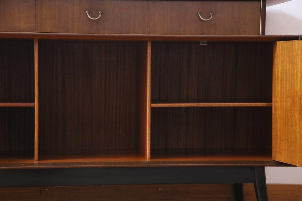 ヴィンテージ家具　北欧ビンテージ　G-PLAN　BBシリーズ　ブラックの脚がおしゃれなサイドボード(リビングボード、収納棚)(1)