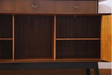 ヴィンテージ家具　北欧ビンテージ　G-PLAN　BBシリーズ　ブラックの脚がおしゃれなサイドボード(リビングボード、収納棚)(1)