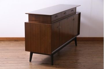 ヴィンテージ家具　北欧ビンテージ　G-PLAN　BBシリーズ　ブラックの脚がおしゃれなサイドボード(リビングボード、収納棚)(1)