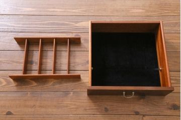 ヴィンテージ家具　北欧ビンテージ　G-PLAN　BBシリーズ　ブラックの脚がおしゃれなサイドボード(リビングボード、収納棚)(1)