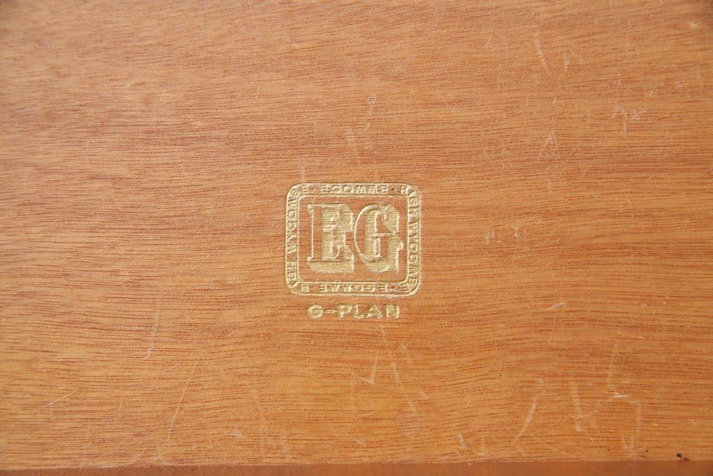 ヴィンテージ家具　北欧ビンテージ　G-PLAN　BBシリーズ　ブラックの脚がおしゃれなサイドボード(リビングボード、収納棚)(1)