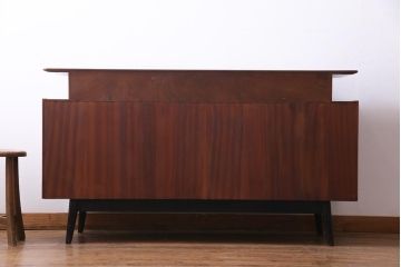 ヴィンテージ家具　北欧ビンテージ　G-PLAN　BBシリーズ　ブラックの脚がおしゃれなサイドボード(リビングボード、収納棚)(1)