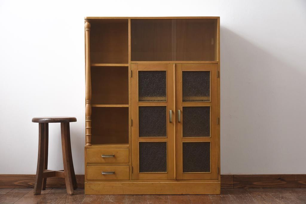 レトロ家具　昭和レトロ　栓材　明るい色合いと凝ったデザインが魅力的なキャビネット(戸棚、収納棚、本箱)