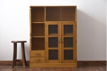 レトロ家具　昭和レトロ　栓材　明るい色合いと凝ったデザインが魅力的なキャビネット(戸棚、収納棚、本箱)