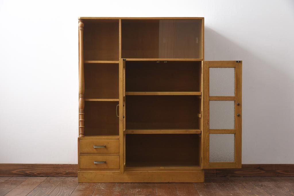 レトロ家具　昭和レトロ　栓材　明るい色合いと凝ったデザインが魅力的なキャビネット(戸棚、収納棚、本箱)
