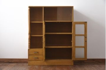 レトロ家具　昭和レトロ　栓材　明るい色合いと凝ったデザインが魅力的なキャビネット(戸棚、収納棚、本箱)