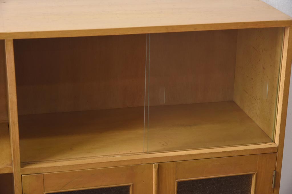 レトロ家具　昭和レトロ　栓材　明るい色合いと凝ったデザインが魅力的なキャビネット(戸棚、収納棚、本箱)