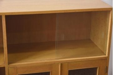 レトロ家具　昭和レトロ　栓材　明るい色合いと凝ったデザインが魅力的なキャビネット(戸棚、収納棚、本箱)