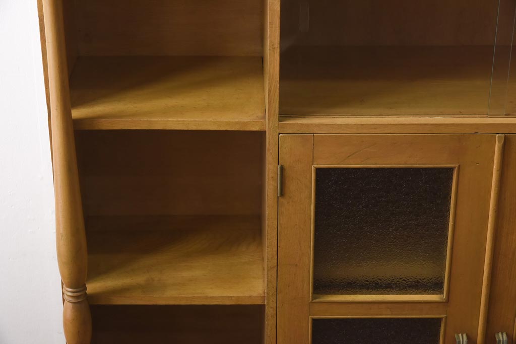 レトロ家具　昭和レトロ　栓材　明るい色合いと凝ったデザインが魅力的なキャビネット(戸棚、収納棚、本箱)