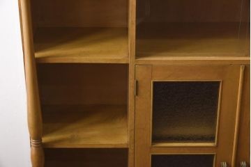 レトロ家具　昭和レトロ　栓材　明るい色合いと凝ったデザインが魅力的なキャビネット(戸棚、収納棚、本箱)