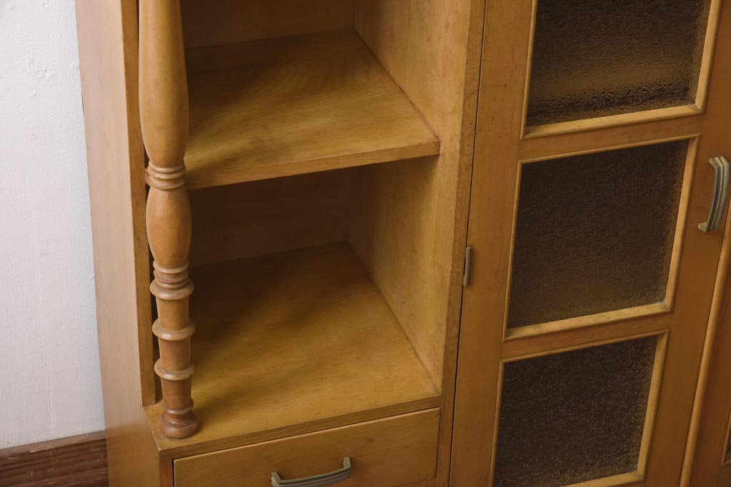 レトロ家具　昭和レトロ　栓材　明るい色合いと凝ったデザインが魅力的なキャビネット(戸棚、収納棚、本箱)