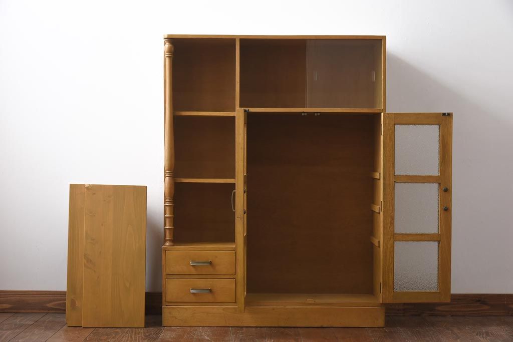 レトロ家具　昭和レトロ　栓材　明るい色合いと凝ったデザインが魅力的なキャビネット(戸棚、収納棚、本箱)
