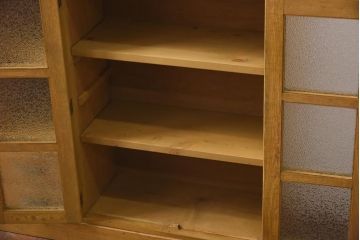 レトロ家具　昭和レトロ　栓材　明るい色合いと凝ったデザインが魅力的なキャビネット(戸棚、収納棚、本箱)