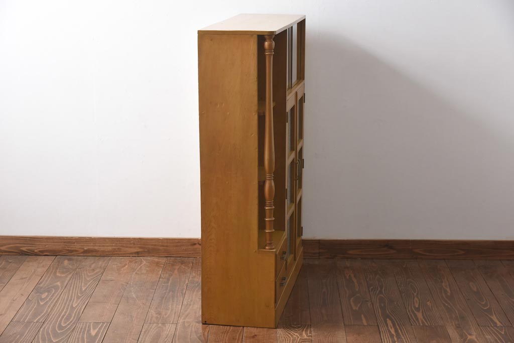 レトロ家具　昭和レトロ　栓材　明るい色合いと凝ったデザインが魅力的なキャビネット(戸棚、収納棚、本箱)