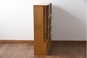 レトロ家具　昭和レトロ　栓材　明るい色合いと凝ったデザインが魅力的なキャビネット(戸棚、収納棚、本箱)