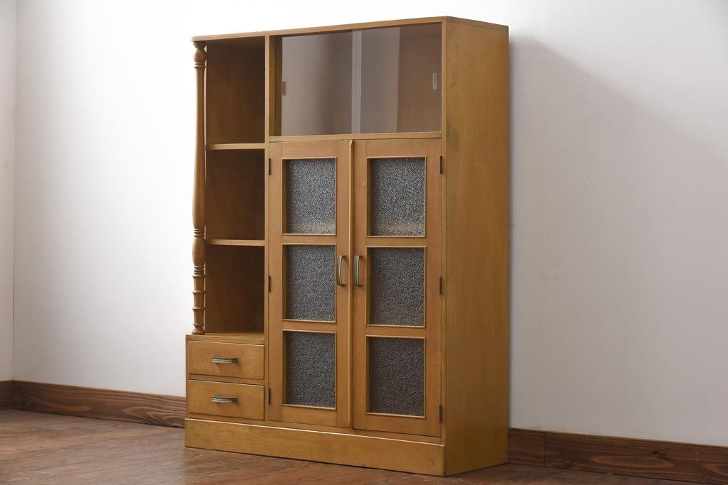 レトロ家具　昭和レトロ　栓材　明るい色合いと凝ったデザインが魅力的なキャビネット(戸棚、収納棚、本箱)