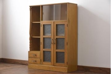 レトロ家具　昭和レトロ　栓材　明るい色合いと凝ったデザインが魅力的なキャビネット(戸棚、収納棚、本箱)
