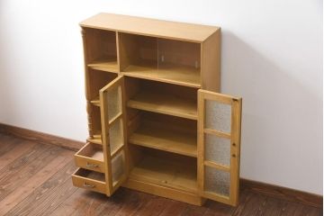 レトロ家具　昭和レトロ　栓材　明るい色合いと凝ったデザインが魅力的なキャビネット(戸棚、収納棚、本箱)