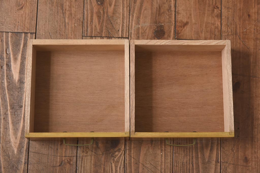 レトロ家具　昭和レトロ　栓材　明るい色合いと凝ったデザインが魅力的なキャビネット(戸棚、収納棚、本箱)