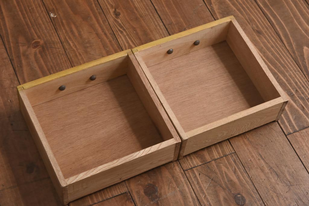 レトロ家具　昭和レトロ　栓材　明るい色合いと凝ったデザインが魅力的なキャビネット(戸棚、収納棚、本箱)