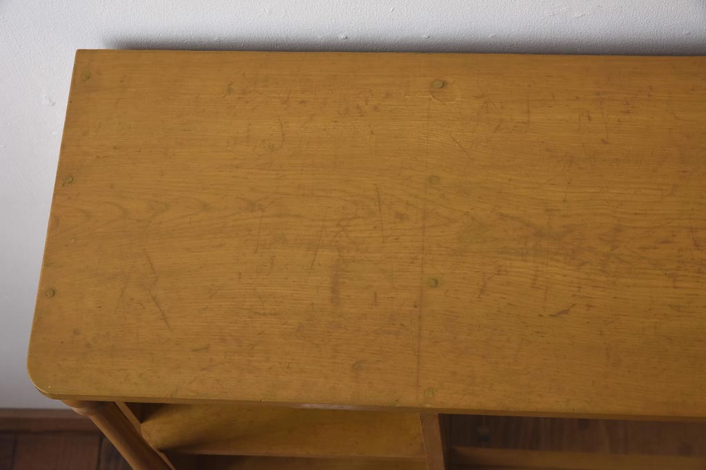 レトロ家具　昭和レトロ　栓材　明るい色合いと凝ったデザインが魅力的なキャビネット(戸棚、収納棚、本箱)