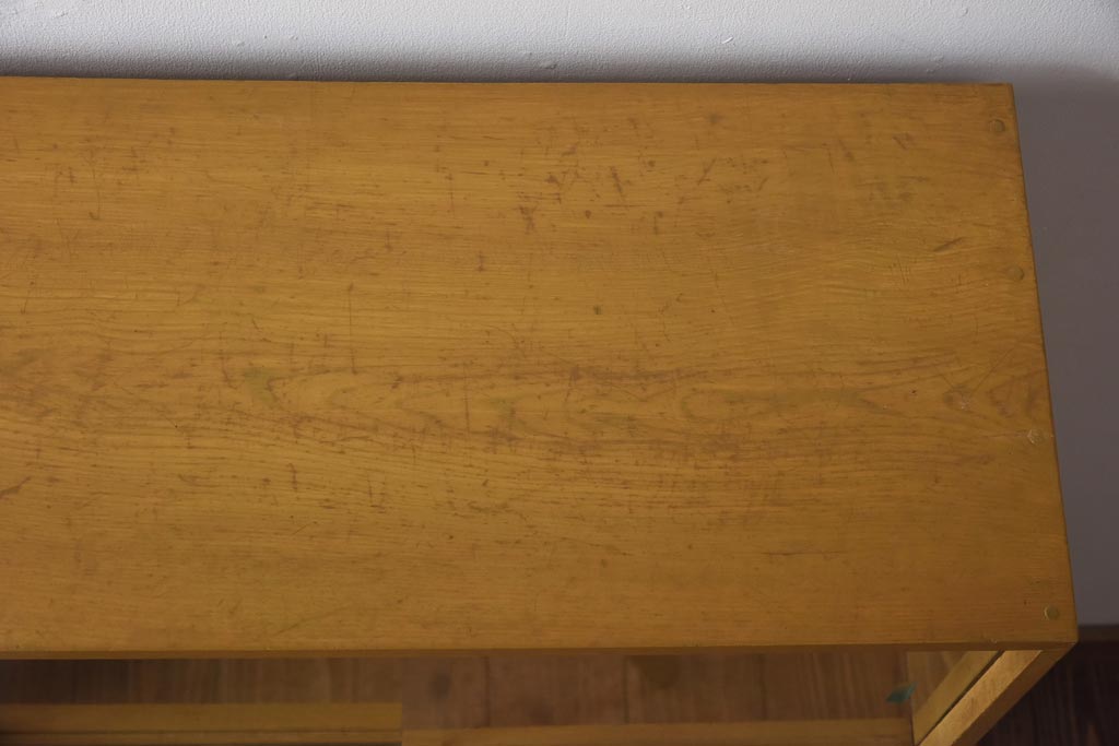 レトロ家具　昭和レトロ　栓材　明るい色合いと凝ったデザインが魅力的なキャビネット(戸棚、収納棚、本箱)