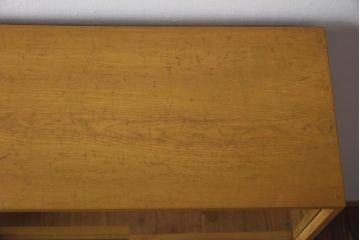 レトロ家具　昭和レトロ　栓材　明るい色合いと凝ったデザインが魅力的なキャビネット(戸棚、収納棚、本箱)