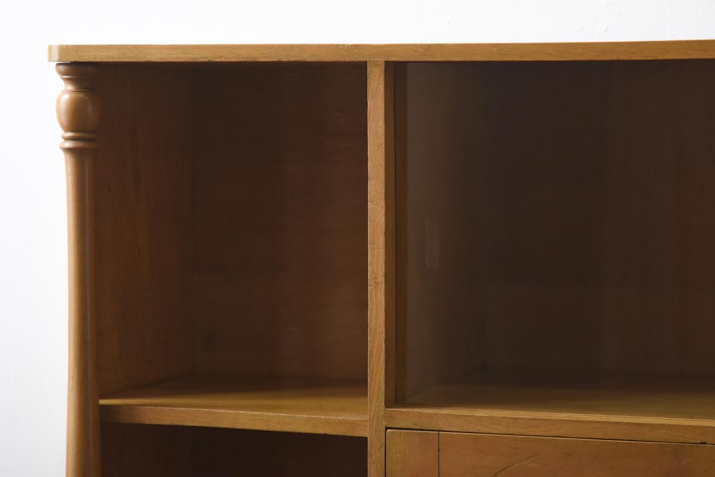 レトロ家具　昭和レトロ　栓材　明るい色合いと凝ったデザインが魅力的なキャビネット(戸棚、収納棚、本箱)