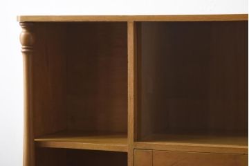 レトロ家具　昭和レトロ　栓材　明るい色合いと凝ったデザインが魅力的なキャビネット(戸棚、収納棚、本箱)