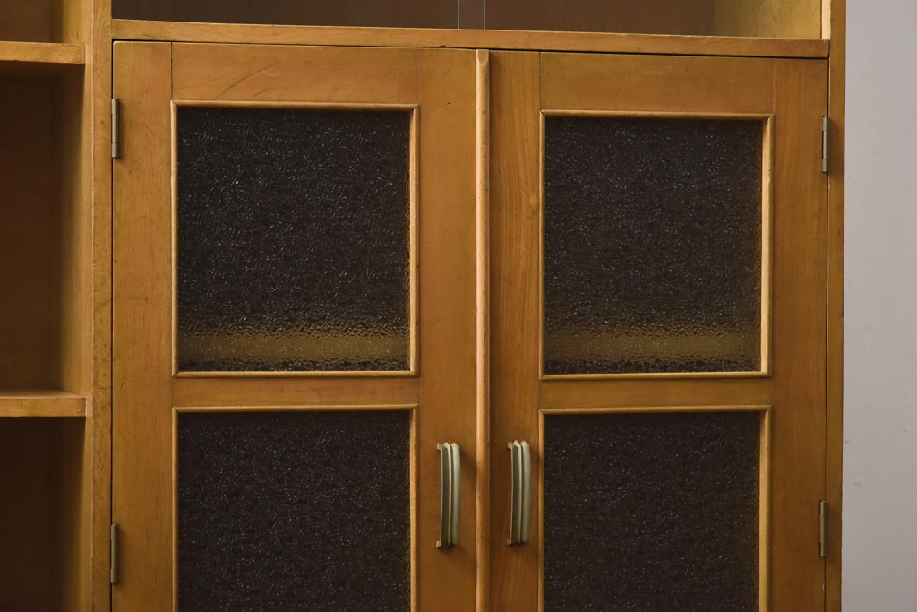 レトロ家具　昭和レトロ　栓材　明るい色合いと凝ったデザインが魅力的なキャビネット(戸棚、収納棚、本箱)