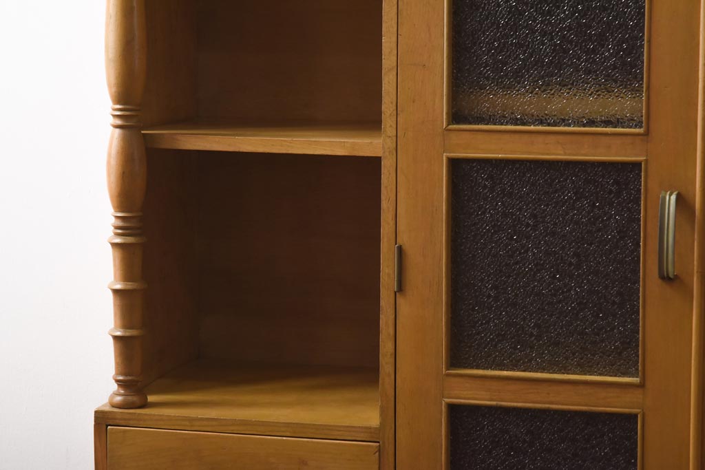 レトロ家具　昭和レトロ　栓材　明るい色合いと凝ったデザインが魅力的なキャビネット(戸棚、収納棚、本箱)