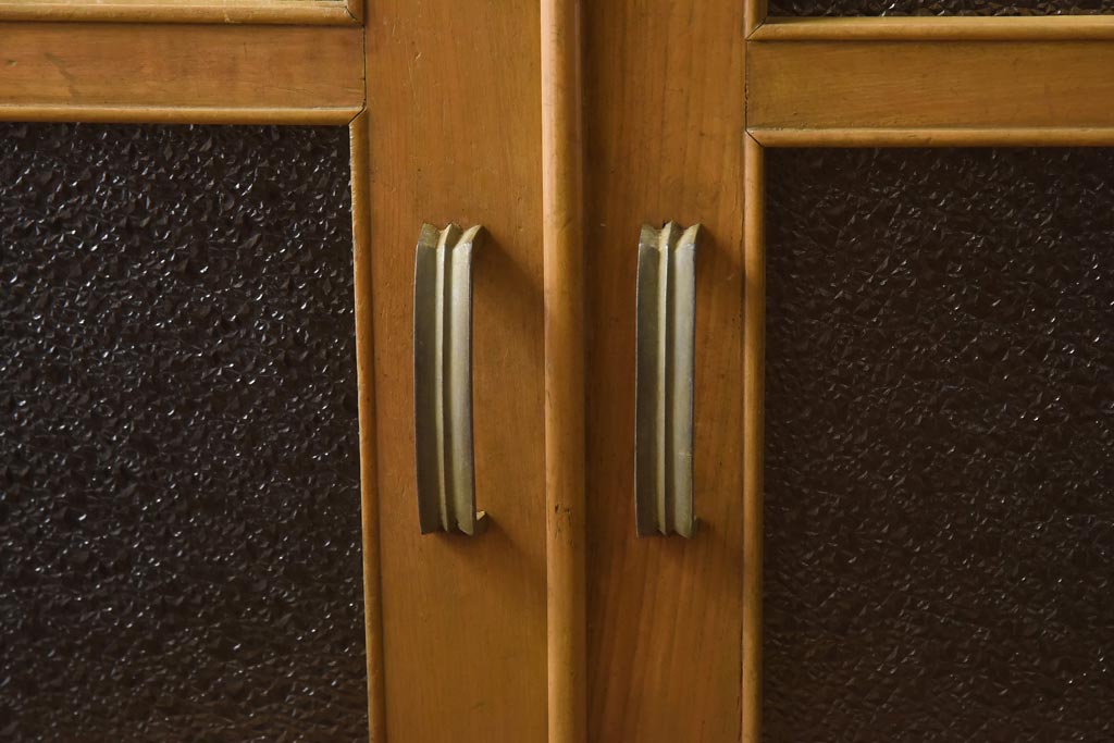 レトロ家具　昭和レトロ　栓材　明るい色合いと凝ったデザインが魅力的なキャビネット(戸棚、収納棚、本箱)