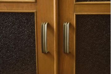 レトロ家具　昭和レトロ　栓材　明るい色合いと凝ったデザインが魅力的なキャビネット(戸棚、収納棚、本箱)