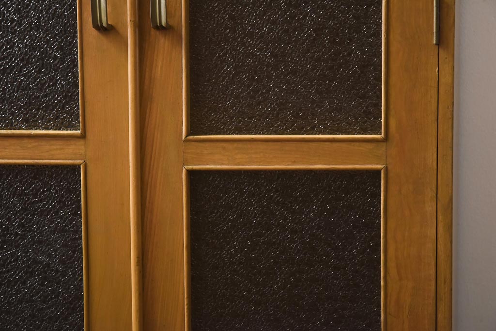 レトロ家具　昭和レトロ　栓材　明るい色合いと凝ったデザインが魅力的なキャビネット(戸棚、収納棚、本箱)