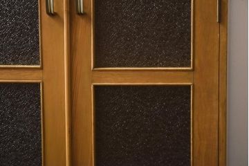 レトロ家具　昭和レトロ　栓材　明るい色合いと凝ったデザインが魅力的なキャビネット(戸棚、収納棚、本箱)