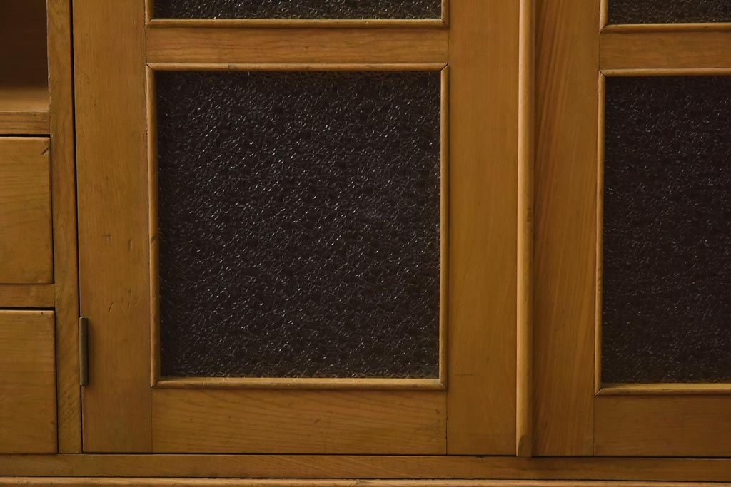 レトロ家具　昭和レトロ　栓材　明るい色合いと凝ったデザインが魅力的なキャビネット(戸棚、収納棚、本箱)