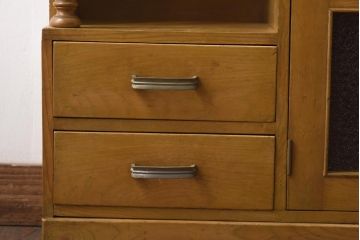 レトロ家具　昭和レトロ　栓材　明るい色合いと凝ったデザインが魅力的なキャビネット(戸棚、収納棚、本箱)