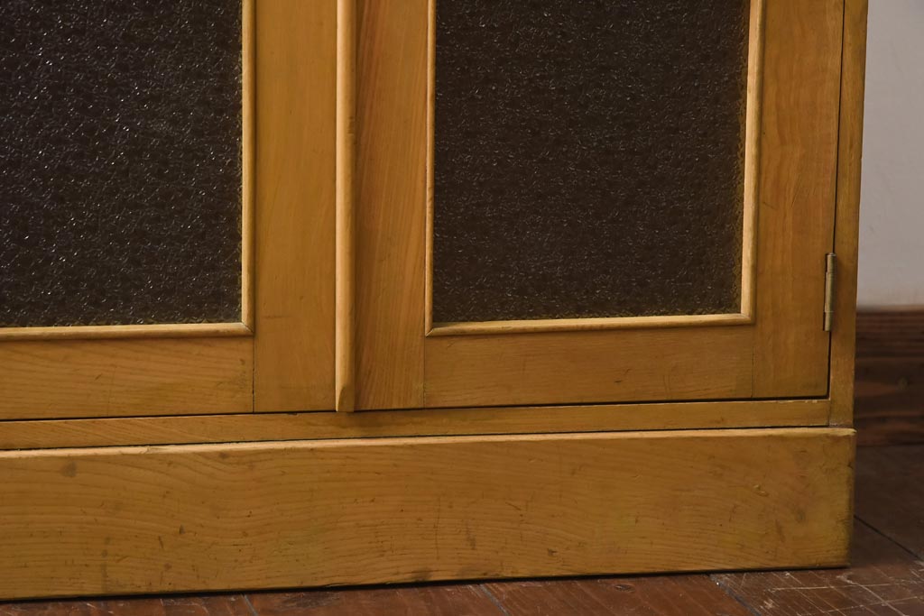 レトロ家具　昭和レトロ　栓材　明るい色合いと凝ったデザインが魅力的なキャビネット(戸棚、収納棚、本箱)