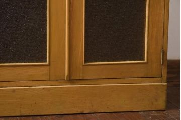 レトロ家具　昭和レトロ　栓材　明るい色合いと凝ったデザインが魅力的なキャビネット(戸棚、収納棚、本箱)