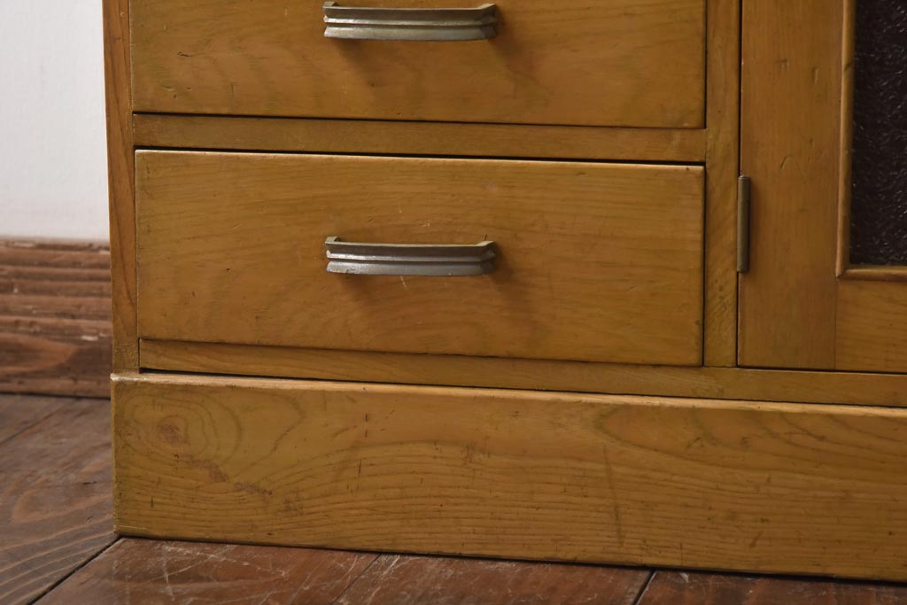 レトロ家具　昭和レトロ　栓材　明るい色合いと凝ったデザインが魅力的なキャビネット(戸棚、収納棚、本箱)