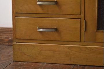 レトロ家具　昭和レトロ　栓材　明るい色合いと凝ったデザインが魅力的なキャビネット(戸棚、収納棚、本箱)